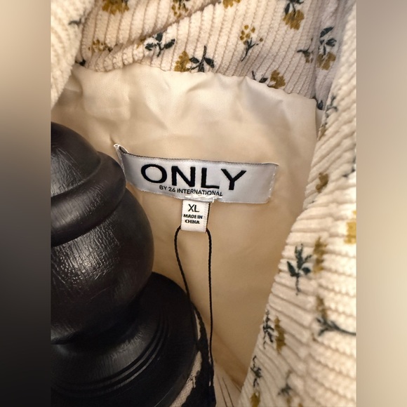 NWOT 26 International Women's Floral Print Puffer Vest - Picture 9 of 9